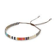 Bracelet ajustable en perles multicolores du Japon avec cordon marron et finitions argentées.