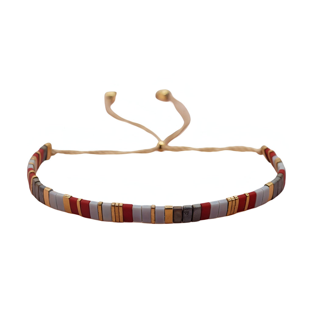 Bracelet en perles japonaises couleurs terre, ajustable avec cordon beige, style tissé fin.