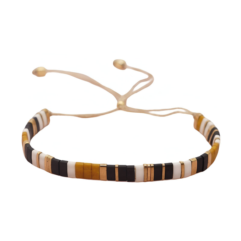 Bracelet ajustable perles plates multicolores beige, marron, noir sur cordon fin beige.