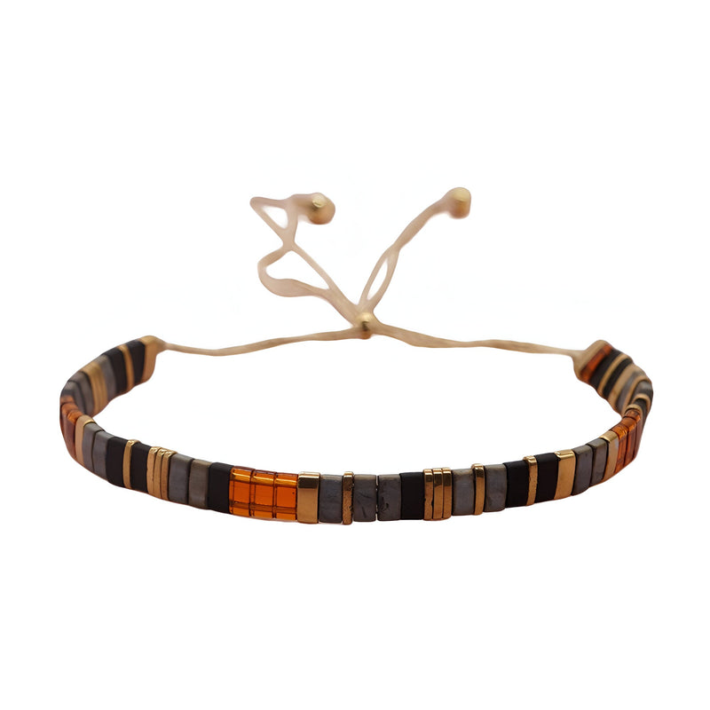 Bracelet ajustable en perles japonaises noires, orange et grises avec cordon beige fin.
