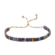 Bracelet ajustable pour femme en perles plates bleues et marron sur cordon beige.