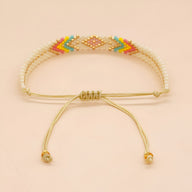 Bracelet ajustable en perles rondes blanches avec motif coloré multicolore style Kimea.