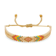 Bracelet ajustable en perles du Japon beige avec motif géométrique coloré rouge, vert et jaune.