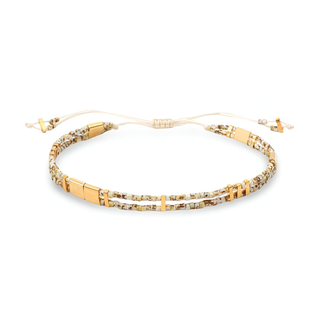 Bracelet double-rangs beige avec perles du Japon et détails dorés, cordon ajustable.