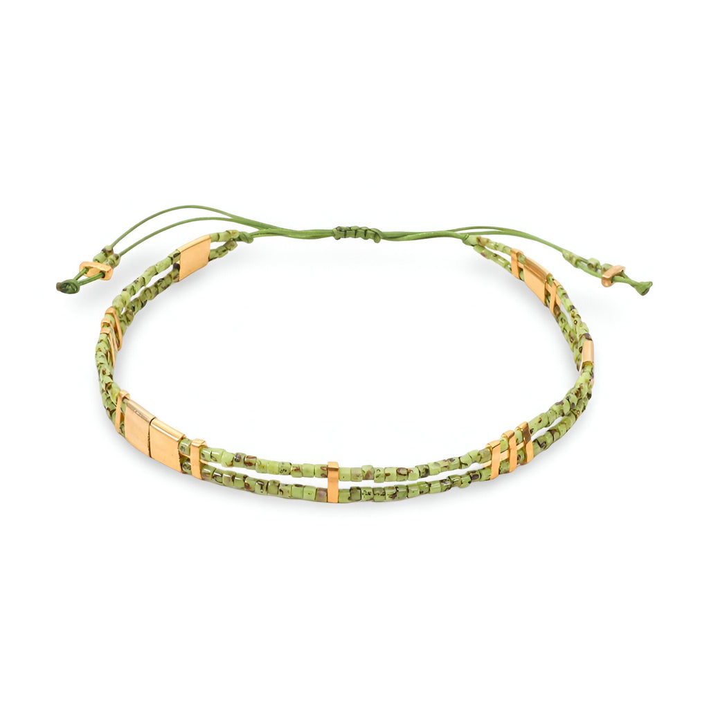 Bracelet double-rangs ajustable vert avec perles japonaises et accents dorés.
