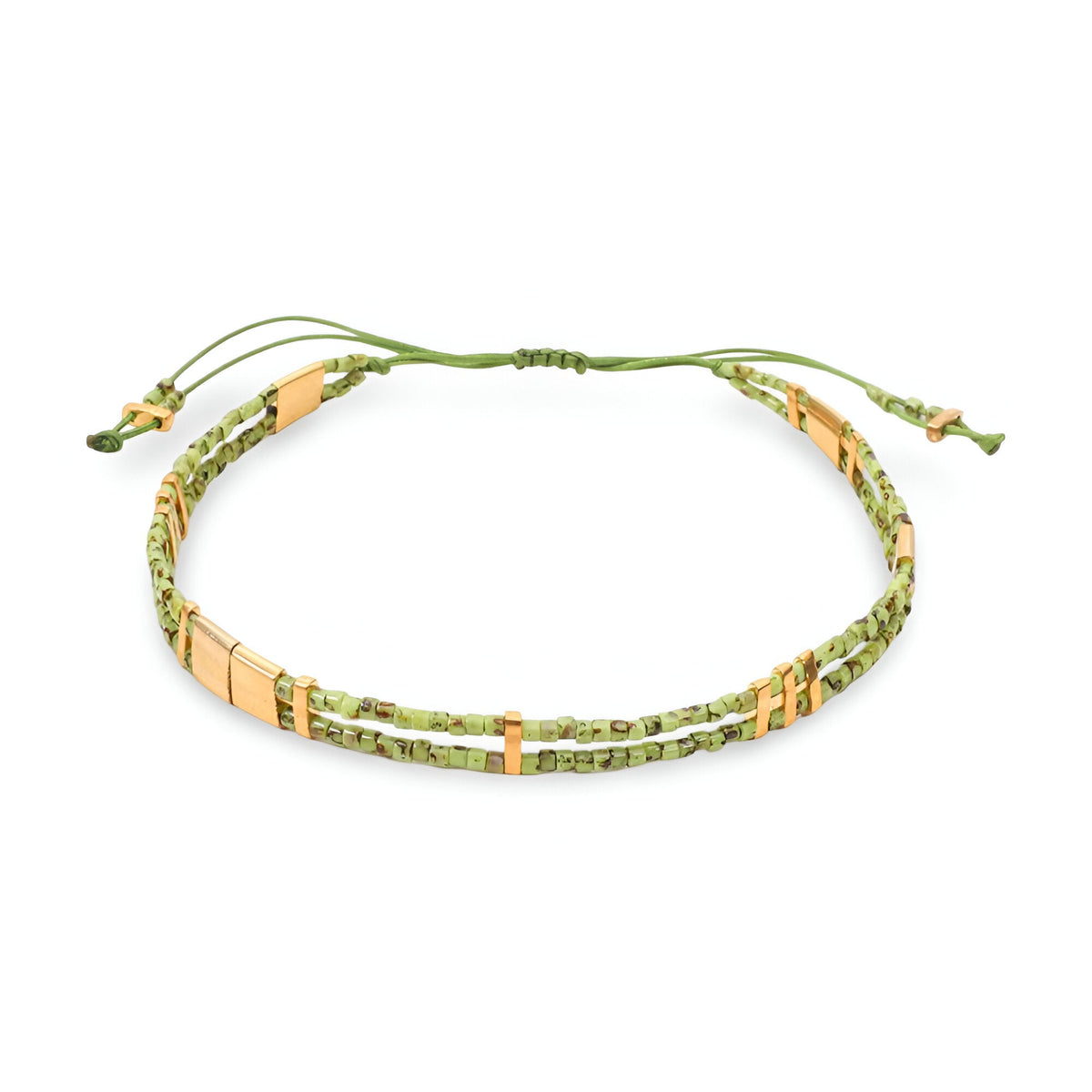 Bracelet double-rangs ajustable vert avec perles japonaises et accents dorés.