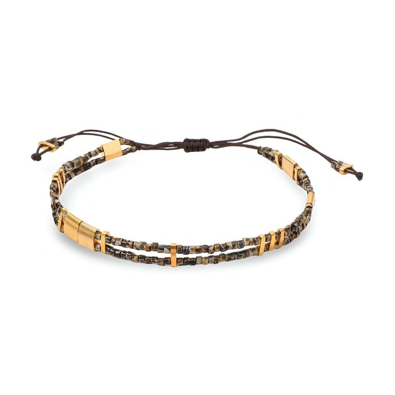 Bracelet double-rangs ajustable en perles beige et fil marron avec détails dorés.