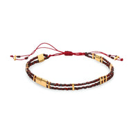 Bracelet double rangs en perles marron avec détails dorés et lien ajustable rouge.