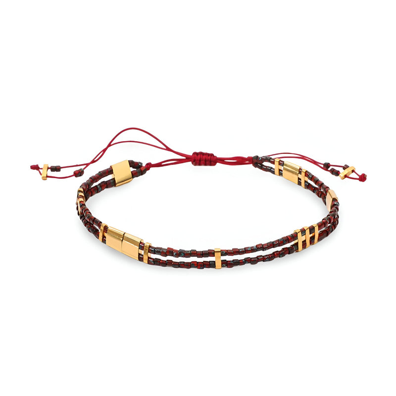 Bracelet double rangs en perles marron avec détails dorés et lien ajustable rouge.