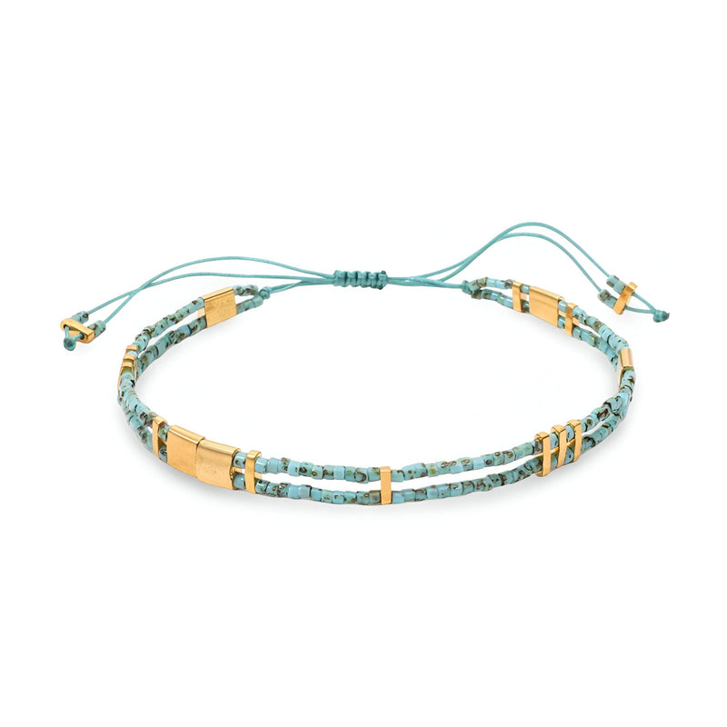 Bracelet double rangs en perles turquoise et or avec cordon ajustable bleu clair.
