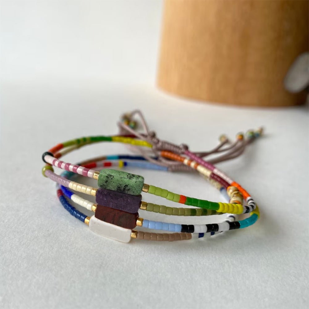 Bracelet ajustable en perles Miyuki multicolores avec pierre naturelle rectangulaire taupe et verte.