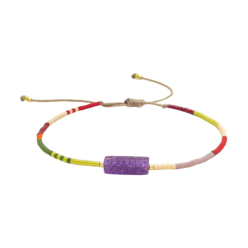Bracelet fin en perles Miyuki multicolores avec pierre naturelle violette rectangulaire et cordon ajustable beige.