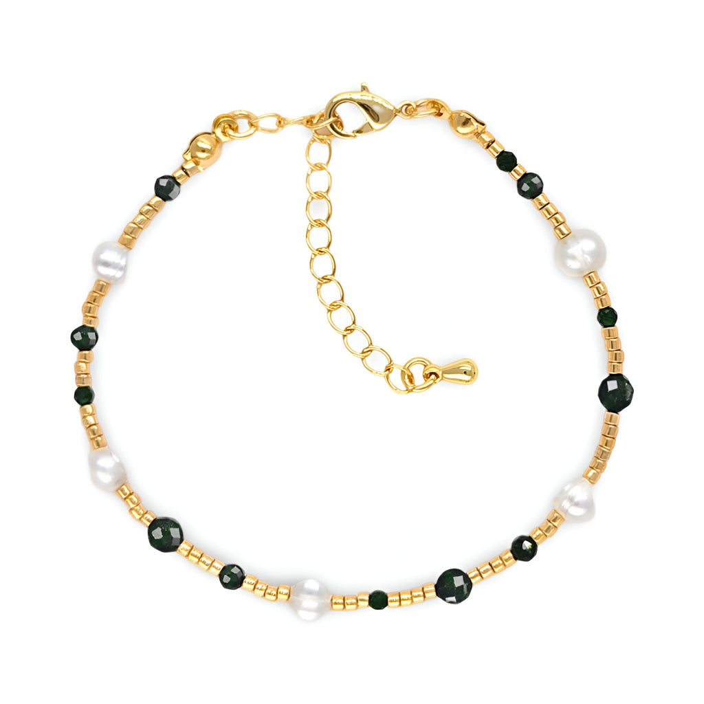 Bracelet femme perles blanches et pierres verts foncés avec chaînette et fermoir dorés.