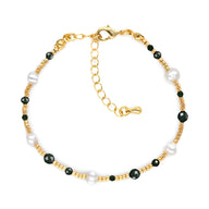 Bracelet femme perles blanches et pierres verts foncés avec chaînette et fermoir dorés.