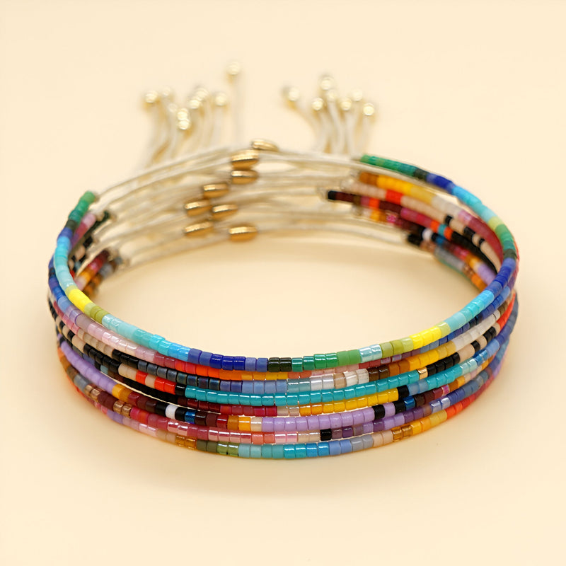 Bracelet multi-rangs en perles colorées du Japon avec fermoirs dorés délicats.