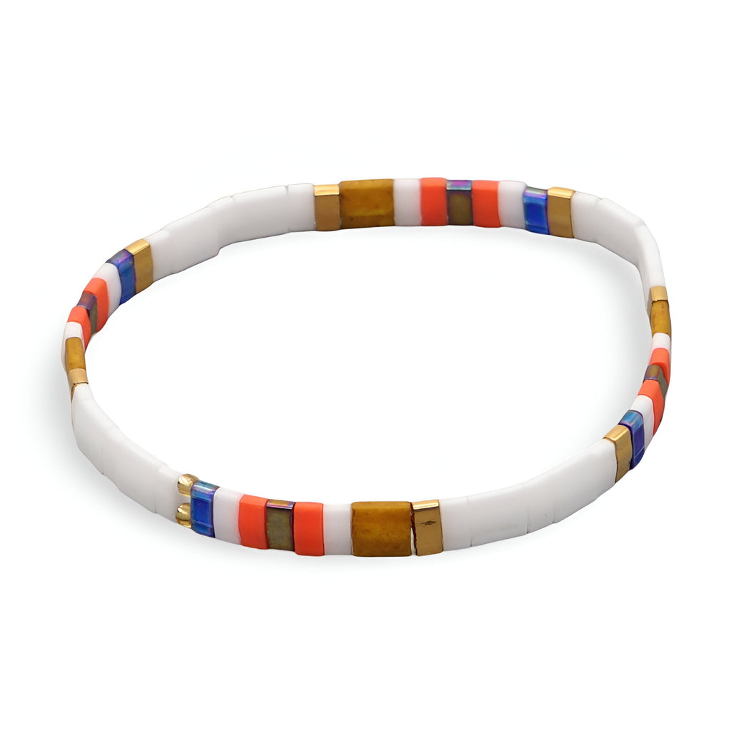 Bracelet en perles blanches, rouges, bleues et or, style minimaliste et élégant pour femme.