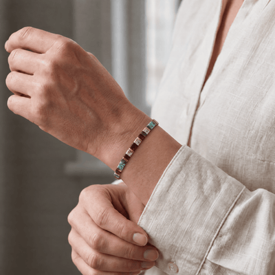 Bracelet Akemi porté par une femme — intérieur, proportion réelle
