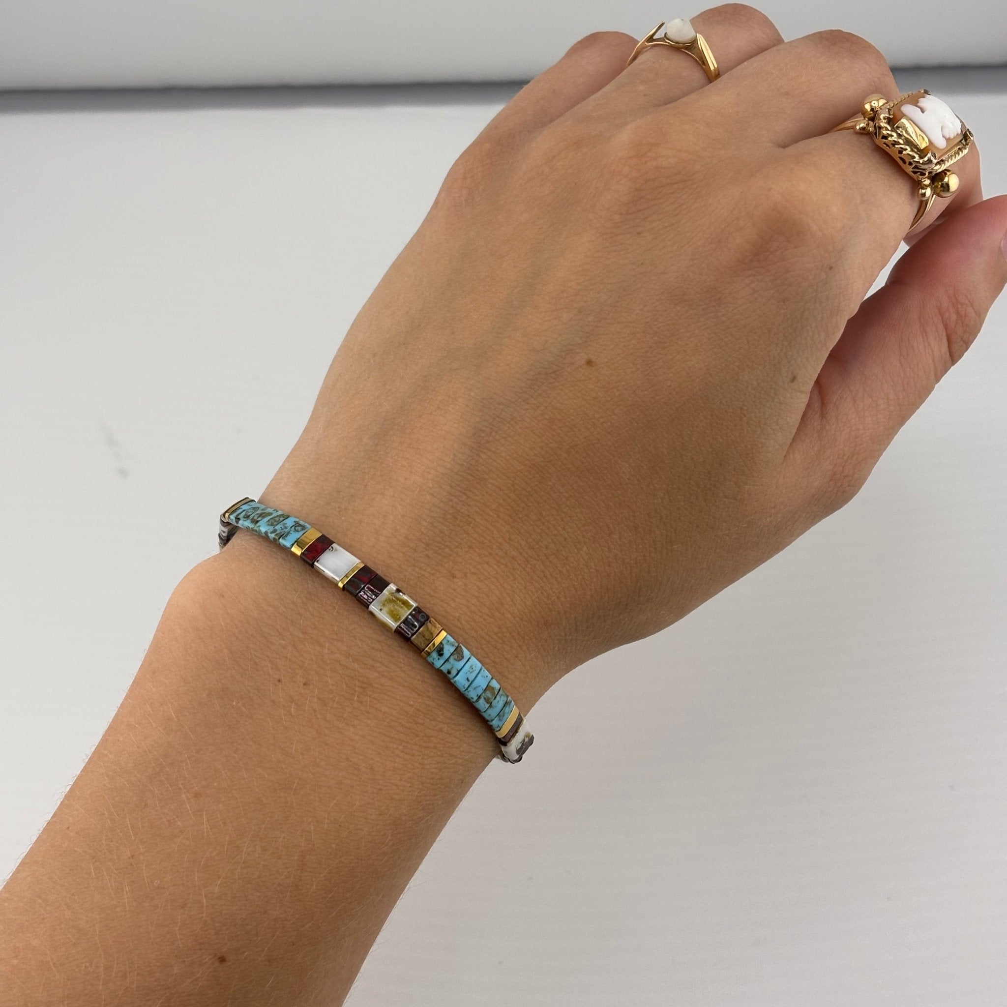 Bracelet femme perles japonaises bleu, motifs rectangulaires blancs, marron et or, design Akemi.