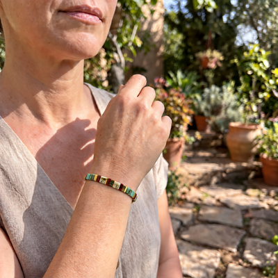 Bracelet Akemi porté par une femme — extérieur, proportion réelle