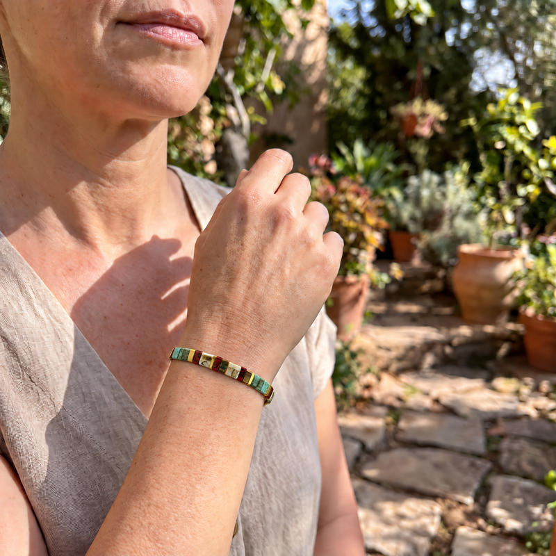 Bracelet Akemi porté par une femme — extérieur, proportion réelle