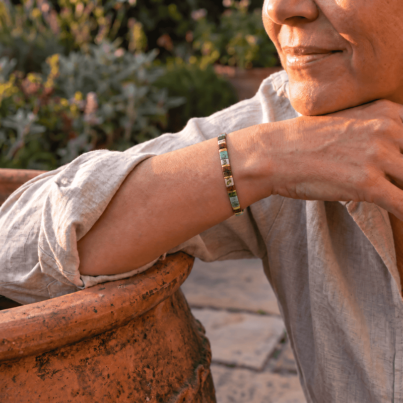 Bracelet Akemi porté au poignet — jardin, proportion réelle