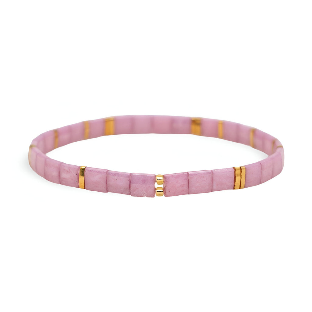 Bracelet femme en perles carrées roses avec détails dorés, style moderne et épuré.