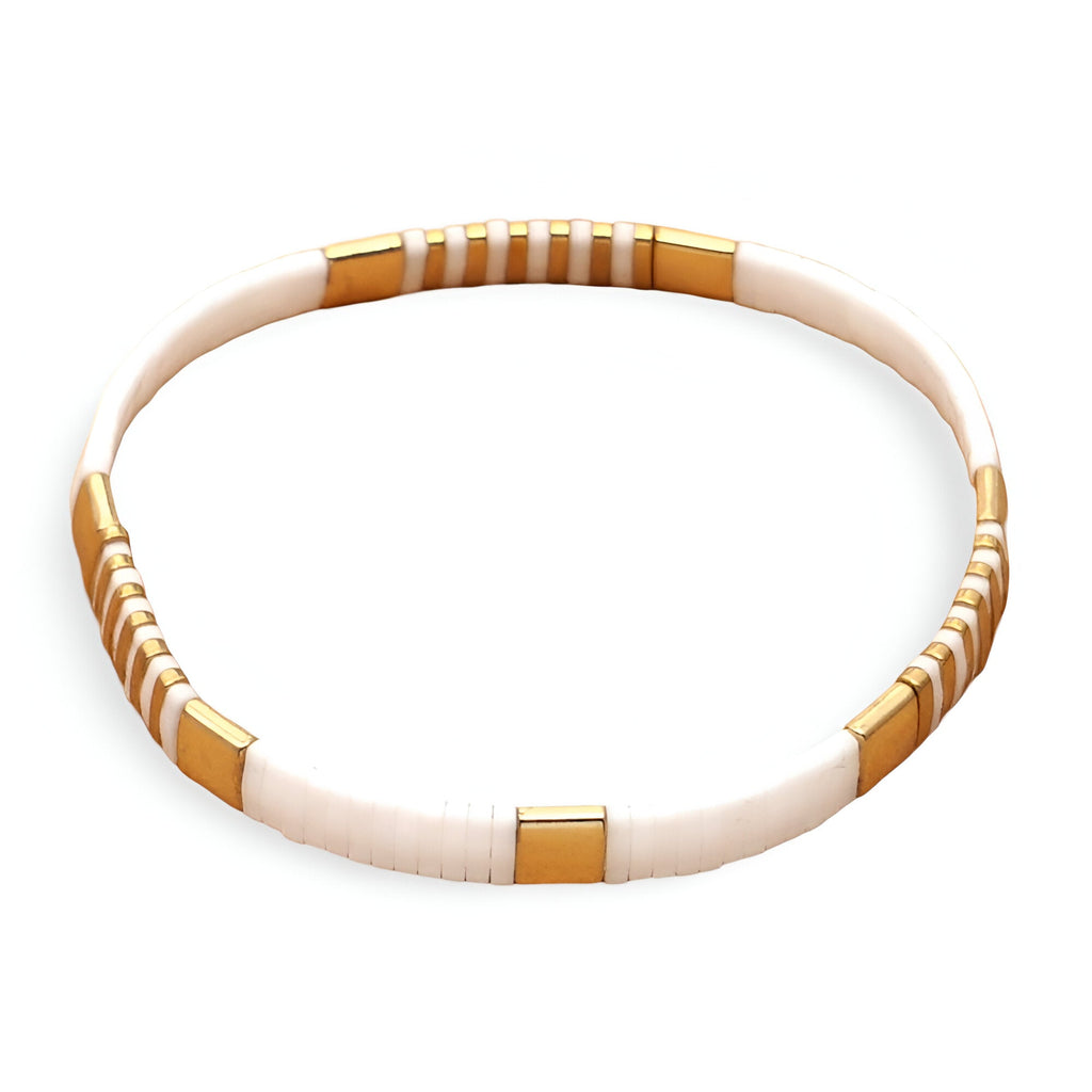 Bracelet femme perles plates blanches et dorées motif géométrique élégant.