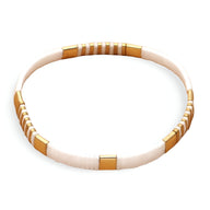 Bracelet femme perles plates blanches et dorées motif géométrique élégant.