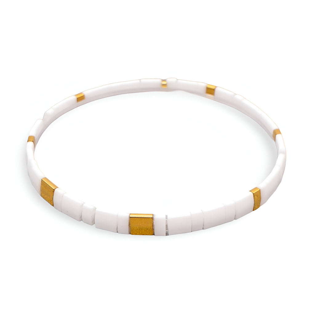 Bracelet fin en perles blanches et dorées, design minimaliste et élégant pour femme.
