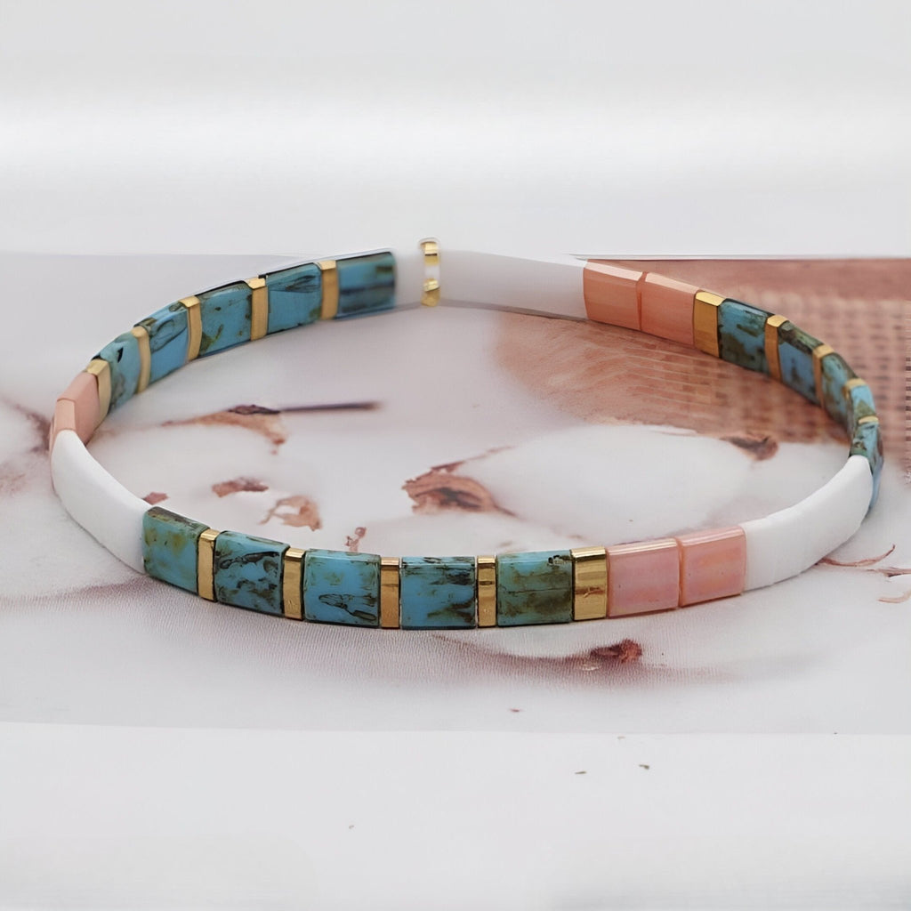 Bracelet femme perles turquoise, blanc et rose avec accents dorés, style délicat et épuré.