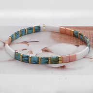 Bracelet femme perles turquoise, blanc et rose avec accents dorés, style délicat et épuré.