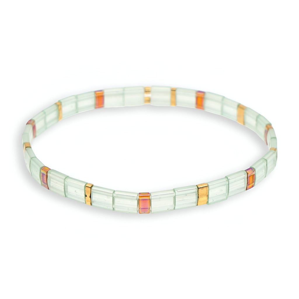 Bracelet femme perles japonaises vertes avec accents orange et dorés effet mosaïque.