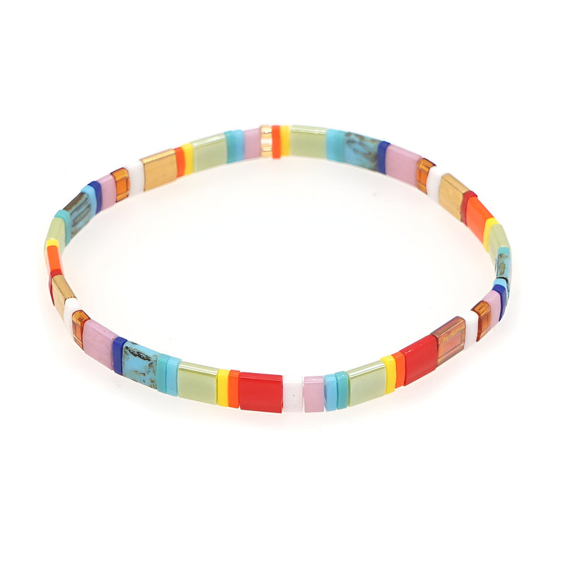 Bracelet femme multicolore en perles plates japonaises style Hikari aux couleurs vives.