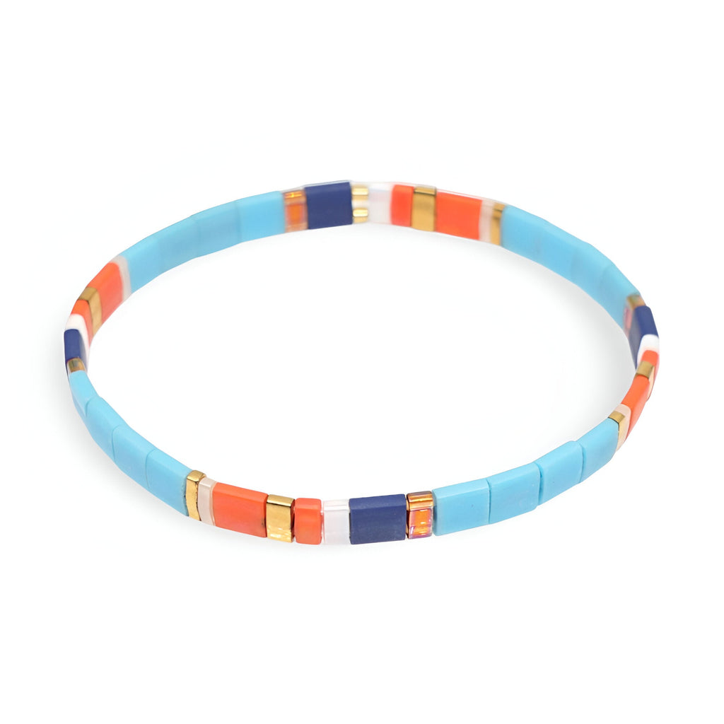 Bracelet fin en perles carrées bleu clair, rouge, orange, blanc et bleu marine pour femme.