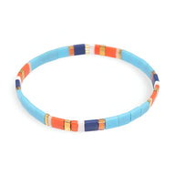 Bracelet fin en perles carrées bleu clair, rouge, orange, blanc et bleu marine pour femme.