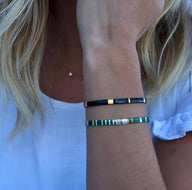 Bracelet femme perles du Japon vertes et argentées avec détails dorés sur poignet, motif 1.