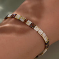 Bracelet femme en perles carrées marron, blanc et or, style Itiwa, design épuré et élégant.