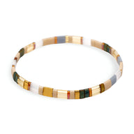 Bracelet femme en perles japonaises multicolores avec sections blanches, or, vert et terracotta.