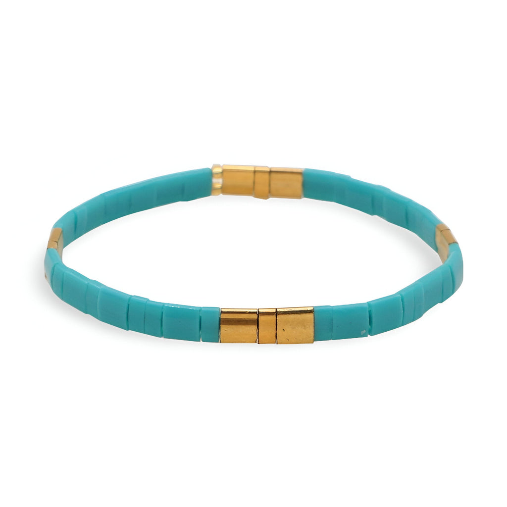Bracelet femme perles japonaises bleu turquoise avec éléments dorés et fermoir magnétique.