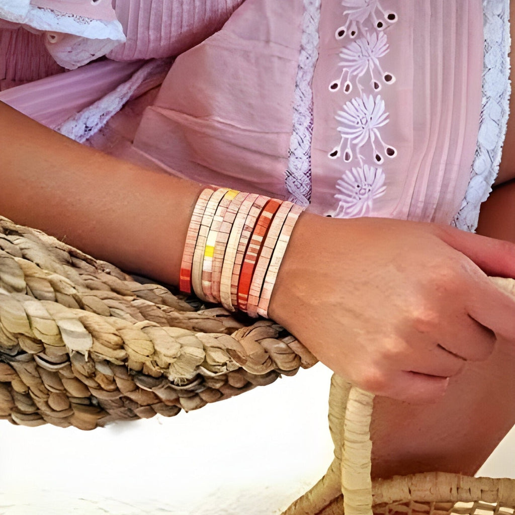 Bracelet femme modèle Kasumi en perles japonaises rose et blanc, élégant et fin.