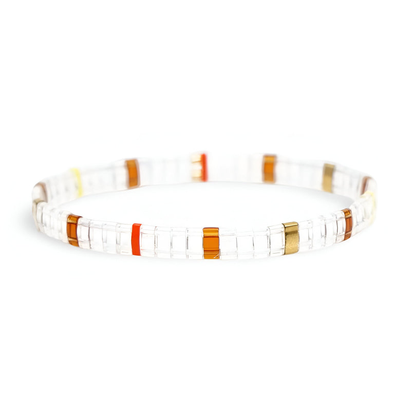 Bracelet fin en perles transparentes avec accents orange et doré, style moderne et délicat.