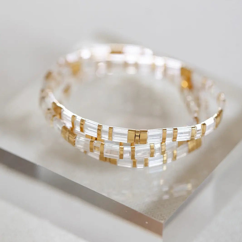 Bracelet transparent en perles du Japon avec détails dorés, style délicat et moderne.