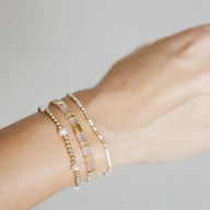 Bracelet femme perles japonaises transparentes et or sur plusieurs rangs fines et délicates.