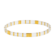 Bracelet fin transparent en perles japonaises avec sections dorées, style minimaliste pour femme.