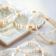 Bracelet femme en perles transparentes et dorées style Kilua, élégant et délicat.