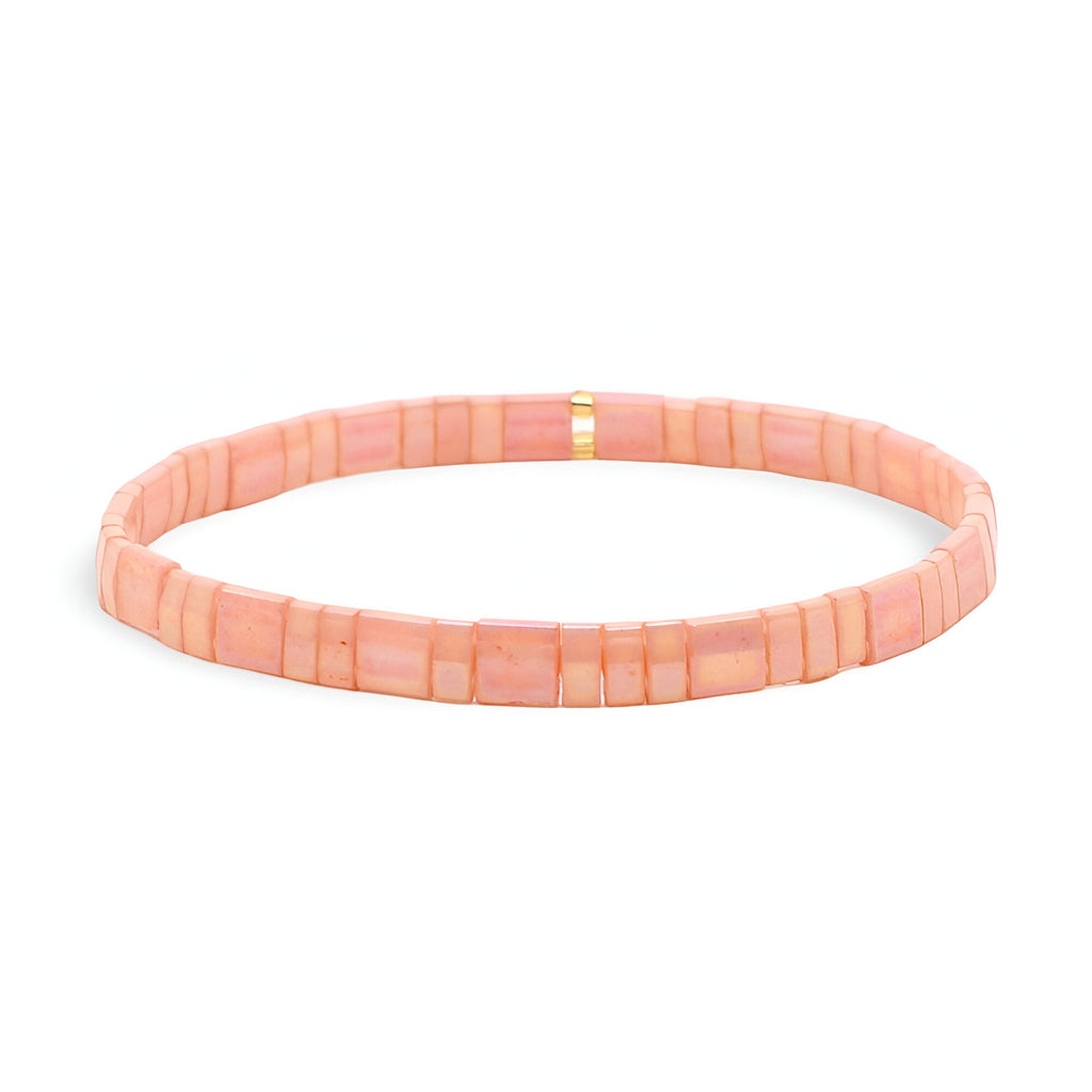 Bracelet femme en perles plates roses du Japon avec détail doré central.