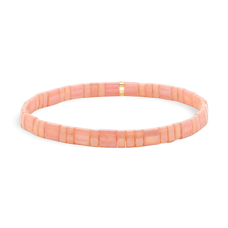 Bracelet femme en perles plates roses du Japon avec détail doré central.