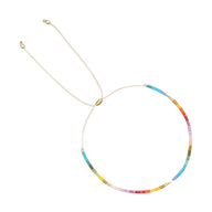 Bracelet fin en perles japonaises multicolores style Kumiko avec fil doré ajustable.