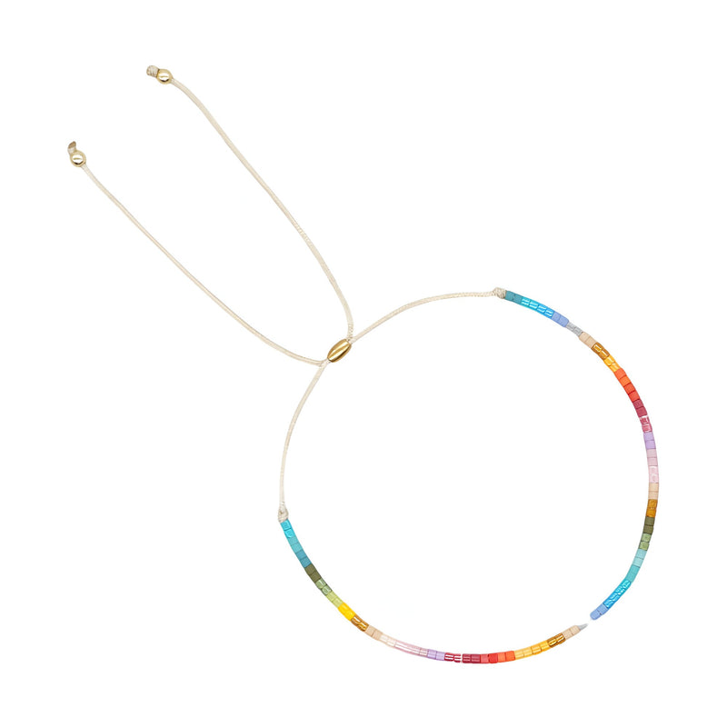 Bracelet fin en perles japonaises multicolores style Kumiko avec fil doré ajustable.