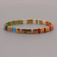 Bracelet pour femme en perles carrées multicolores avec fermoir doré, modèle Madoka.